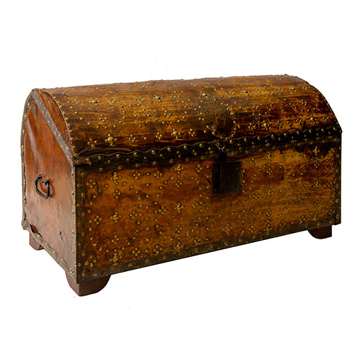 Sub.:27 - Lote: 243 -  Ba�l de tapa curva con tachuelas en lat�n.