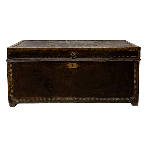 Sub.:27 - Lote: 247 -  Ba�l de barco en madera de alcanfor cubierto de cuero