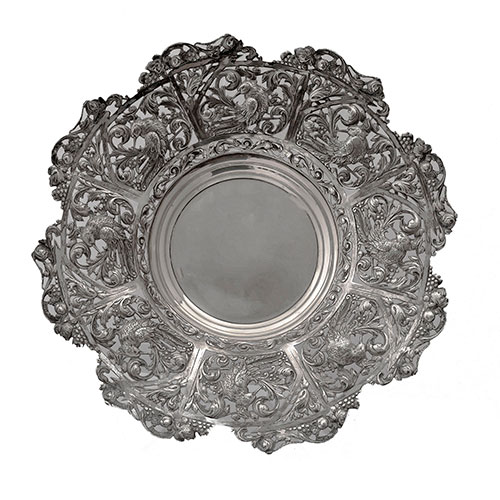 Sub.:27 - Lote: 305 -  Centro en plata con decoraci�n calada de aves.