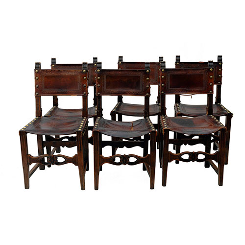 Sub.:27 - Lote: 244 -  Lote de seis sillas en madera tallada con asiento y respaldo en cuero y tachuelas. Principios s. XX.