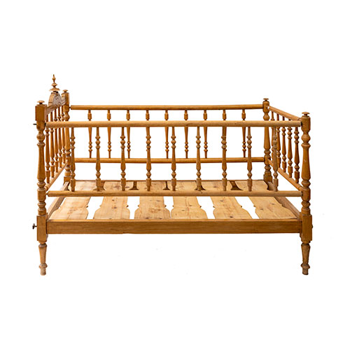 Sub.:27 - Lote: 185 -  Cuna realizada en madera de haya torneada