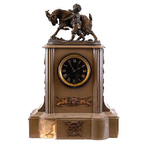 Sub.:27 - Lote: 1331 -  Reloj de sobremesa en mrmol con aplicaciones y escultura superior en calamina