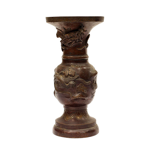 Sub.:27 - Lote: 320 -  Jarr�n oriental en bronce con relieves animales y vegetales.