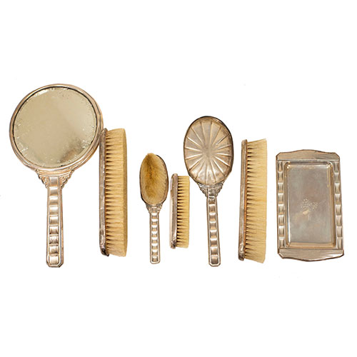 Sub.:27 - Lote: 217 -  Juego de tocador en plata punzonada compuesto por un espejo de mano, tres cepillos, peque�a bandeja y dos peines, uno de ellos sin cerdas.