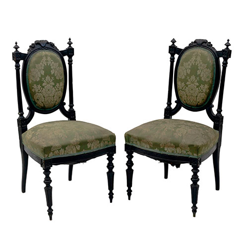 Sub.:27 - Lote: 390 -  Pareja de sillas alfonsinas de medalln con patas torneadas en madera ebonizada.