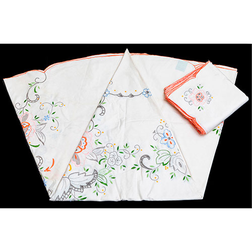 Sub.:27 - Lote: 356 -  Mantel redondo con bordados de flores y doce servilletas.