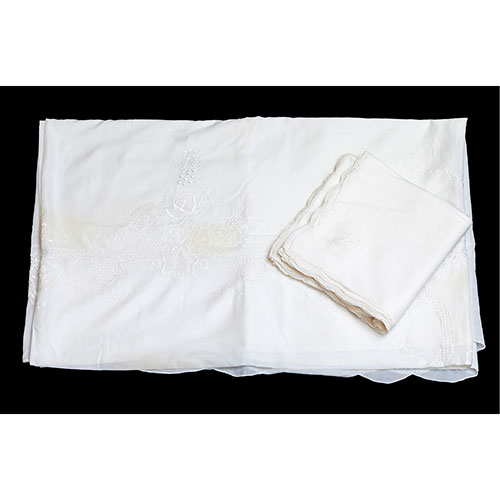 Sub.:27 - Lote: 358 -  Mantel ovalado en algodn con decoracin bordada con doce servilletas. Una mancha.