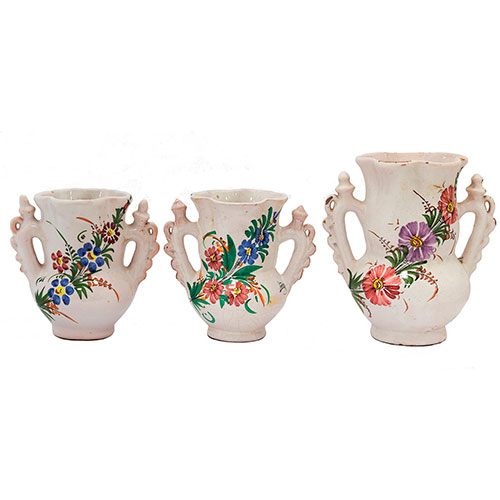 Sub.:27 - Lote: 387 -  Lote de tres jarras de novia en cermica policromada con decoracin floral
