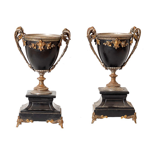 Sub.:27 - Lote: 190 -  Pareja de copas en bronce pavonado sobre peanas de mrmol belga