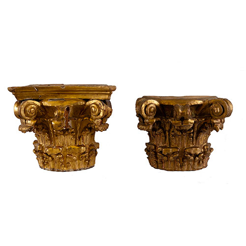 Sub.:27 - Lote: 1312 -  Dos peanas en madera tallada y dorada.