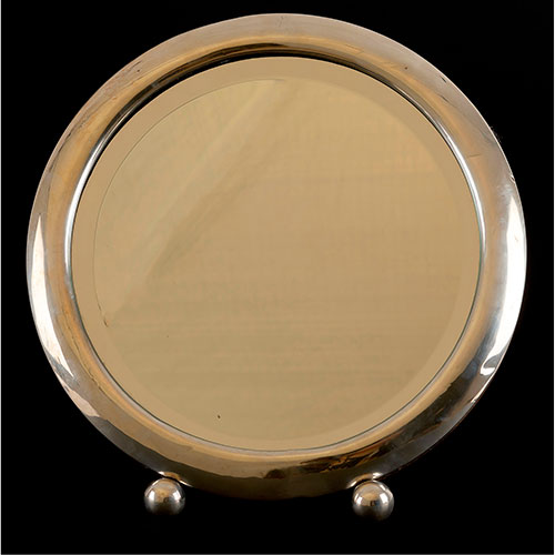 Sub.:27 - Lote: 1321 -  Espejo de tocador realizado en plata punzonada.