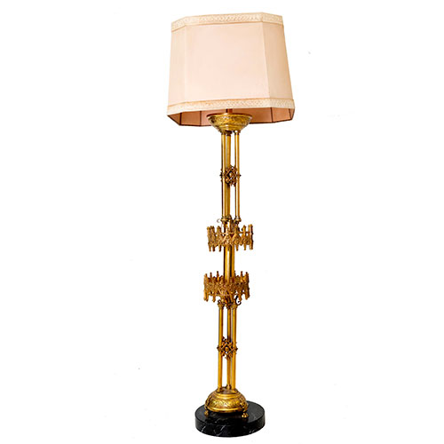 Sub.:27 - Lote: 1377 -  Lmpara de pie neogtica en bronce dorado con tres luces. Apoya sobre base de mrmol.