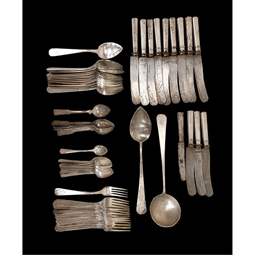 Sub.:27 - Lote: 1401 -  Cubertera en plata compuesta por 12 cucharas grandes, 18 cucharas pequeas, 12 tenedores y 13 cuchillos sin pesar.