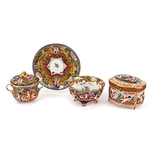 Sub.:27 - Lote: 310 -  Lote formado por taza con plato, cuenco y caja en porcelana esmaltada siguiendo modelos Capodimonte.