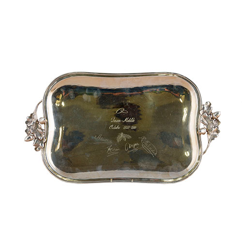 Sub.:27 - Lote: 230 -  Bandeja rectangular en plata acabada con asas en forma de hojas de robles y bellotas. Apoya sobre cuatro pies. Con dedicatoria.
