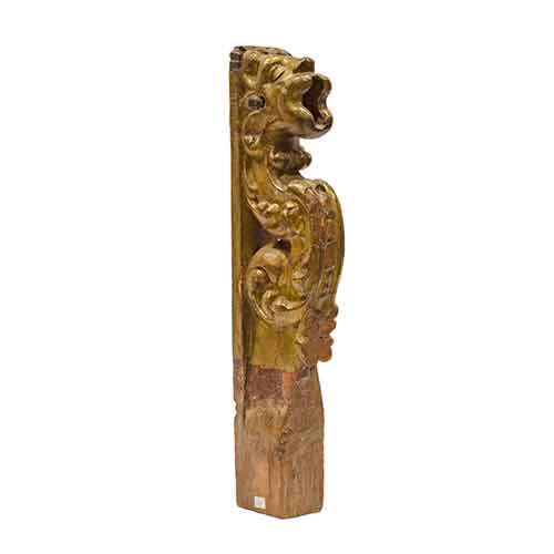 Sub.:28 - Lote: 1096 -  Palomilla de lmpara votiva con forma zoomorfa en madera tallada y dorada S. XVII.