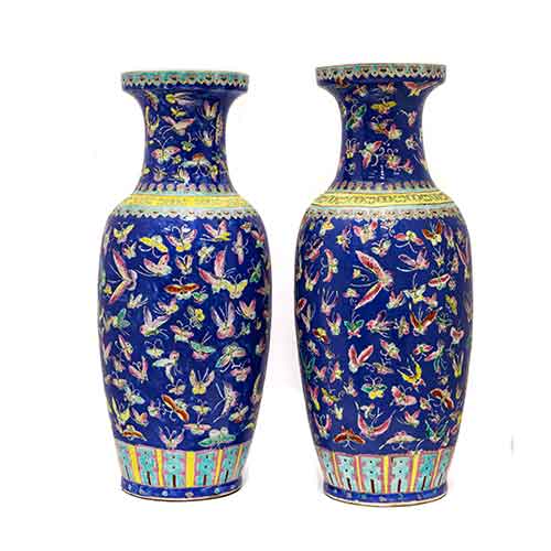 Sub.:28 - Lote: 1164 -  Pareja de jarrones azules realizados en porcelana china esmaltada con decoracin de mariposas.