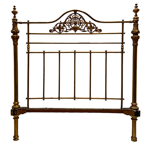 Sub.:28 - Lote: 1303 -  Cama en lat�n con dos cabezales y realizado en el siglo XIX.