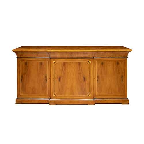 Sub.:28 - Lote: 274 -  Aparador en madera de cerezo con caj�n en cintura y tres puertas. Siglo XX.