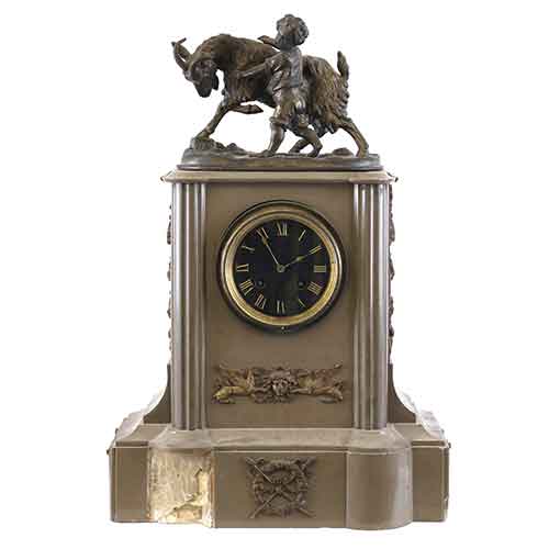 Sub.:28 - Lote: 1142 -  Reloj de sobremesa en mrmol con aplicaciones y escultura superior en calamina