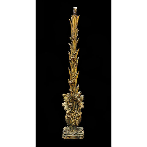 Sub.:28 - Lote: 1302 -  L�mpara de pie en madera tallada y dorada creando motivos vegetales. Peque�as faltas.