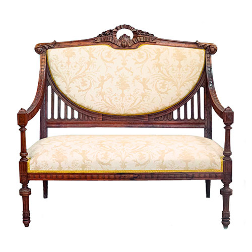 Sub.:28 - Lote: 1185 -  Tresillo compuesto por dos sillas, dos sillones y sof de dos plazas en madera tallada y tapicera.