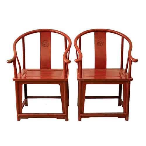 Sub.:28 - Lote: 259 -  Pareja de sillones chinos en madera lacada en rojo con respaldo en forma de herradura y decoracin tallada.