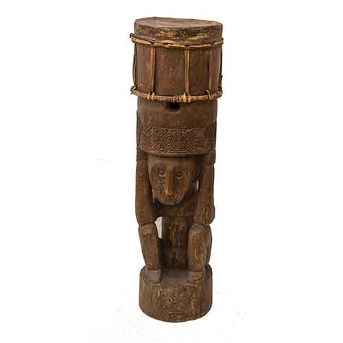Sub.:28 - Lote: 1241 -  Tambor africano con forma tubular realizado en madera y piel.