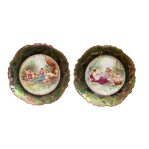 Sub.:28 - Lote: 1313 -  Pareja de platos en porcelana con escenas rom�nticas centrales.