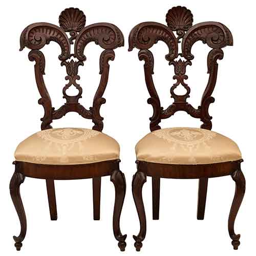 Sub.:28 - Lote: 255 -  Pareja de sillas con respaldo en madera tallada.