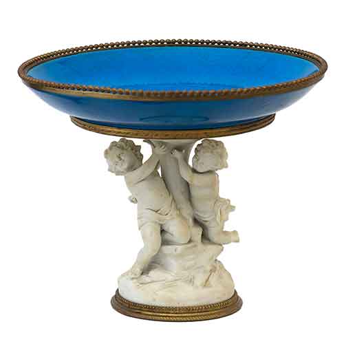 Sub.:28 - Lote: 265 -  Centro de mesa con base en biscuit representando dos nios, plato en porcelana y apliques en bronce.