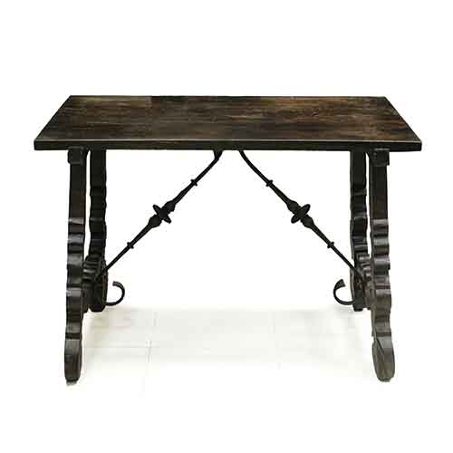 Sub.:28 - Lote: 1309 -  Mesa en madera con pata de lira y fiadores.