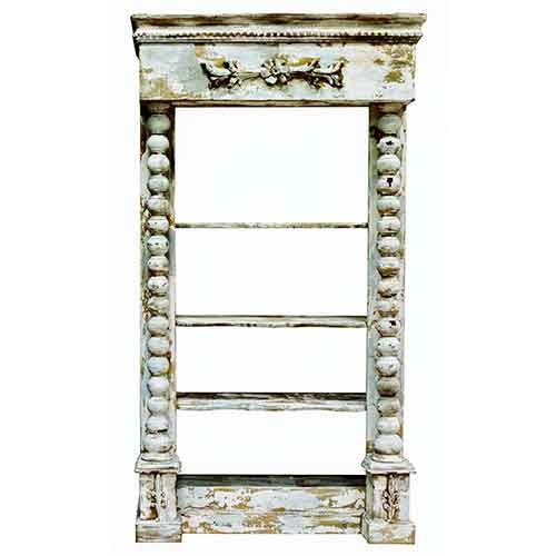 Sub.:28 - Lote: 1338 -  Estanter�a de madera pintada en blanco con tres baldas y columnas salom�nicas al frente.