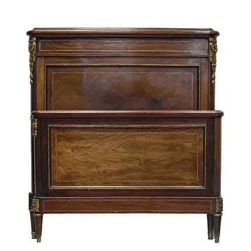 Sub.:28 - Lote: 1304 -  Cama compuesta por cabecero y piecero en madera con marqueter�a y aplicaciones de bronce.