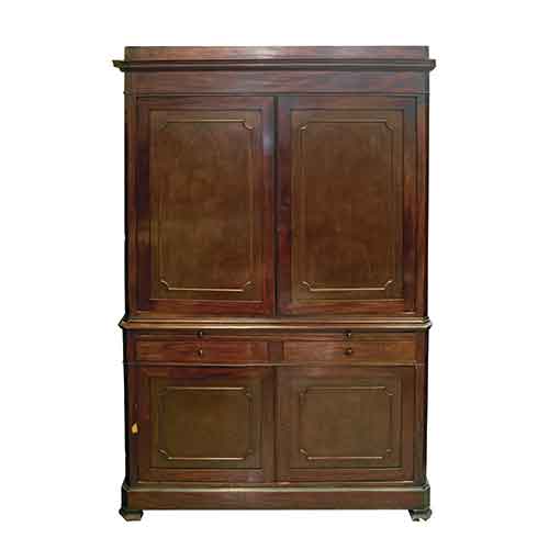 Sub.:28 - Lote: 1339 -  Armario compuesto por dos cuerpos. Dos puertas en cada uno de ellos.