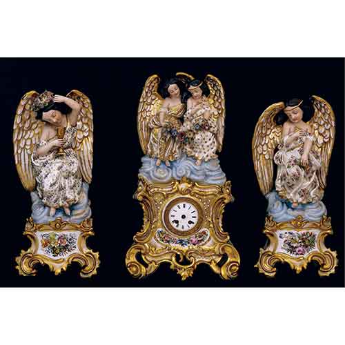 Sub.:28 - Lote: 298 - ESCUELA FRANCESA, S. XIX Guarnicin en porcelana de Vieux Paris policromada con representacin de angelotes.