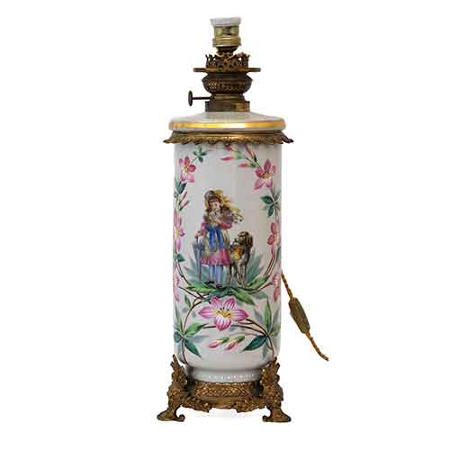 Sub.:28 - Lote: 1341 -  L�mpara de sobremesa en porcelana con aplicaciones en bronce y escenas rom�nticas.