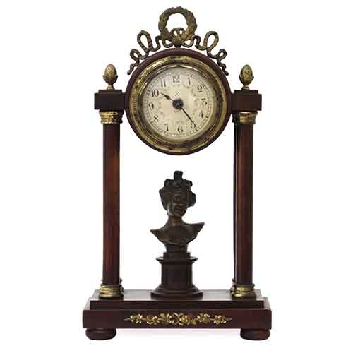 Sub.:28 - Lote: 304 -  Reloj de sobremesa con columnas y remates en bronce