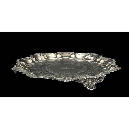 Sub.:28 - Lote: 279 -  Bandeja en metal plateado y repujado