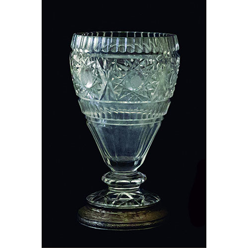 Sub.:28 - Lote: 286 -  Jarr�n en cristal talladol con base plateada.