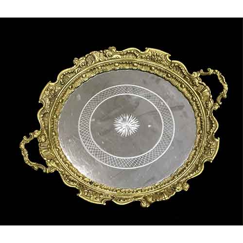 Sub.:28 - Lote: 1301 -  Bandeja redonda en bronce con dos asas. Base en cristal grabado al �cido.