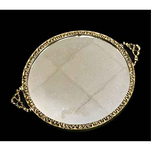 Sub.:28 - Lote: 1300 -  Pareja de bandejas redondas en bronce con dos asas. Base con espejo.