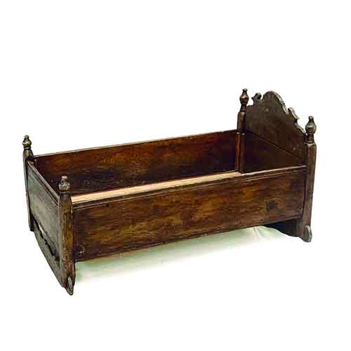 Sub.:28 - Lote: 1327 -  Cuna realizada en madera de pino