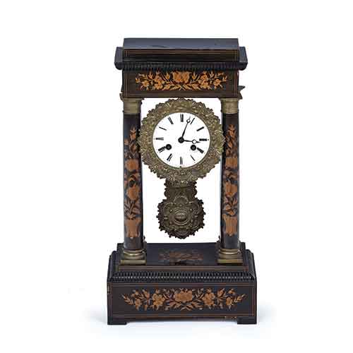 Sub.:28 - Lote: 1148 -  Reloj de columnas con marquetera de motivos florales. Esfera esmaltada con numeracin romana, s. XIX