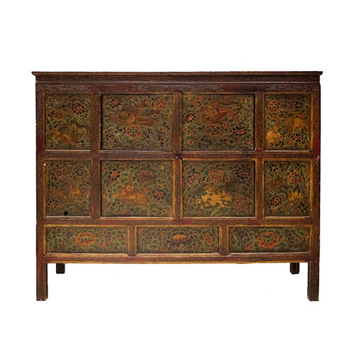 Sub.:29 - Lote: 1199 -  Cabinet tibetano en madera con escenas frontales talladas y policromadas.