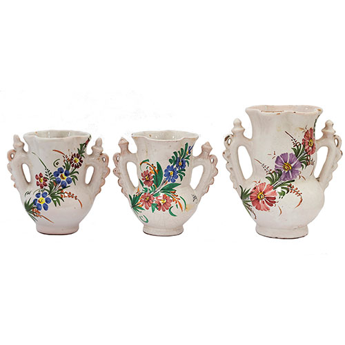 Sub.:29 - Lote: 125 -  Lote de tres jarras de novia en cermica policromada con decoracin floral