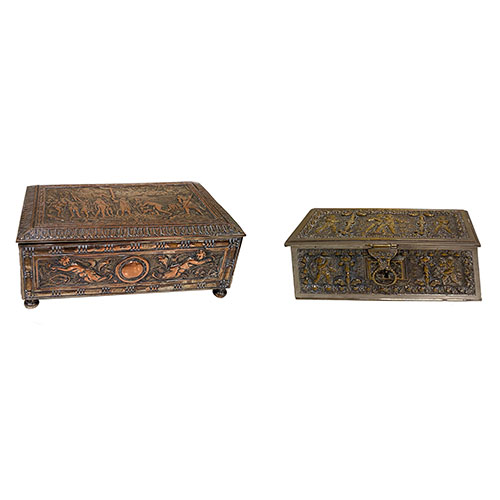Sub.:29 - Lote: 1364 -  Lote de dos cofres. Uno de ellos en bronce con putti, modelo renacentista y el otro en cobre plateado con escenas de la Llegada a Amrica.