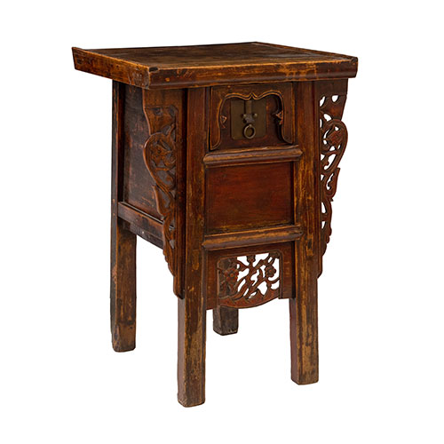 Sub.:29 - Lote: 337 -  Cabinet Butterfly chino en madera natural con decoracin frontal tallada creando motivos en dragn.