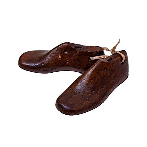 Sub.:29 - Lote: 201 -  Pareja de hormas de zapatos de nio en madera y hierro.