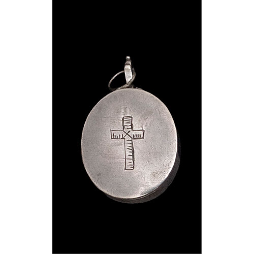 Sub.:29 - Lote: 170 -  Relicario oval en plata con reliquia textil y sello en lacre de un escudo cardenalicio.